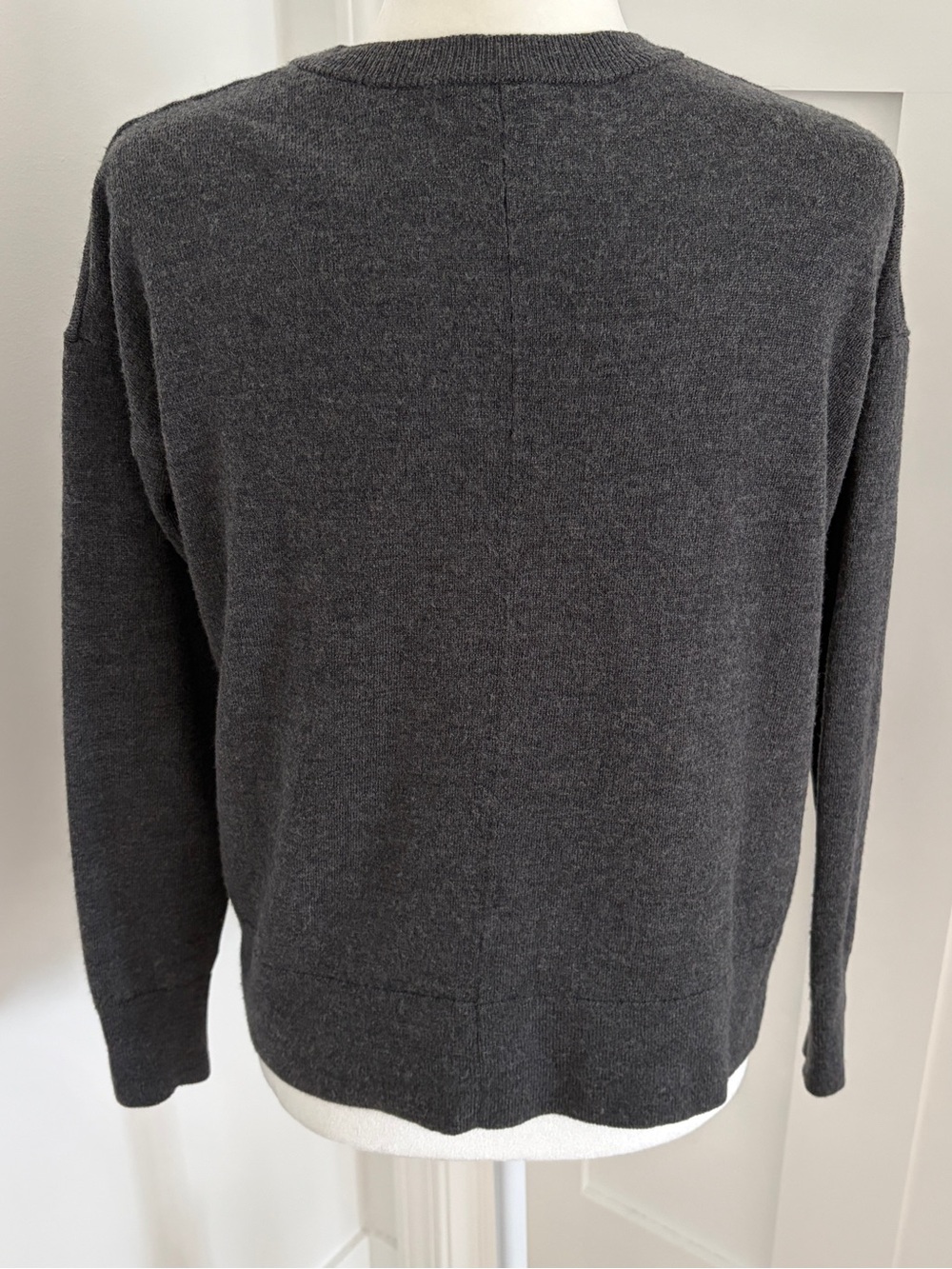 Icebreaker Women’s 100% Merino Wool V-Neck Sweater Charcoal Gray Sz S*51 - Picture 2 of 5